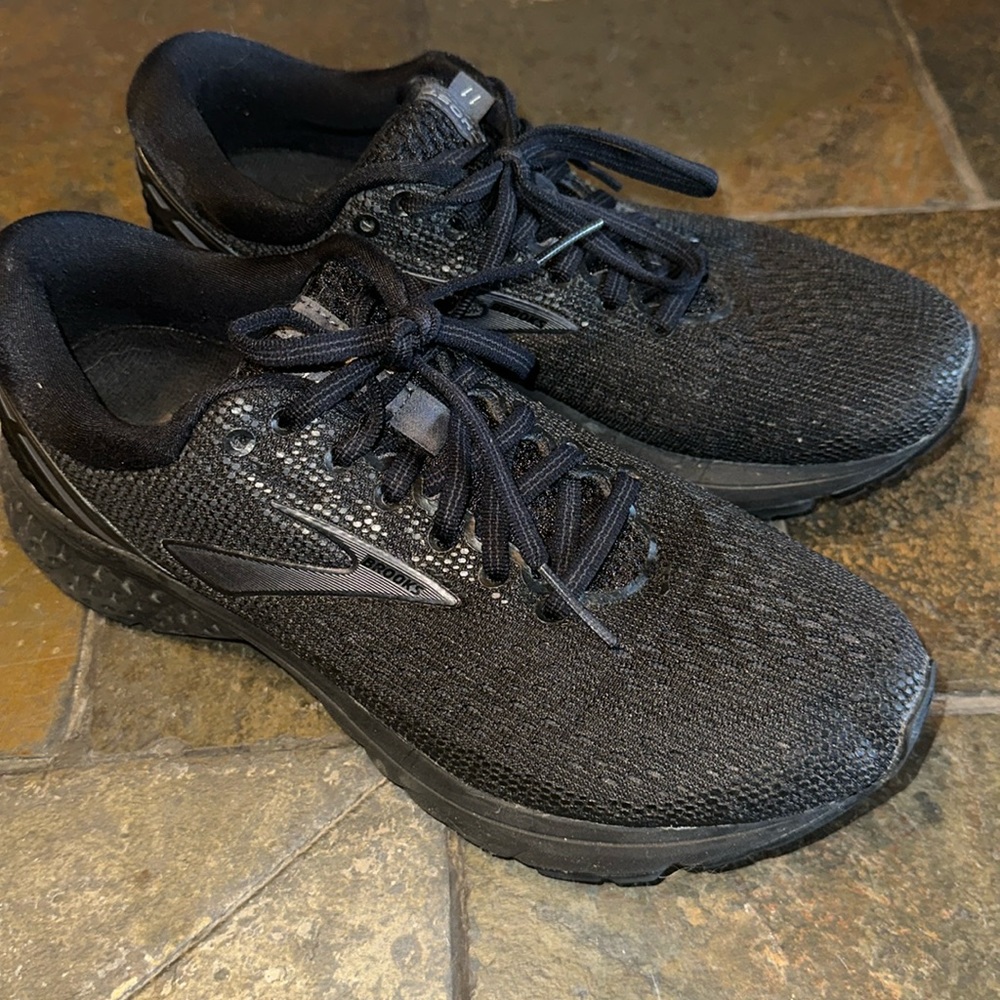 Brooks Ghost 11 Black Sneakers Size 7.5